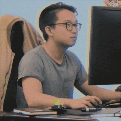 Jeune homme satisfait devant un ordinateur