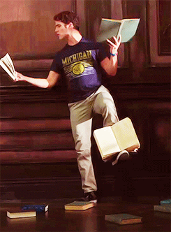 homme jonglant avec plusieurs livres